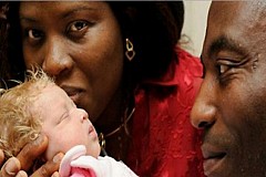 Un couple de Nigérians donne naissance à un bébé blanc, blond aux yeux bleus